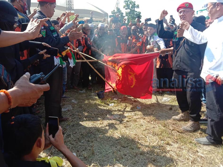 Batalkan RUU HIP, Massa Ormas Islam Bakar Bendera Komunis