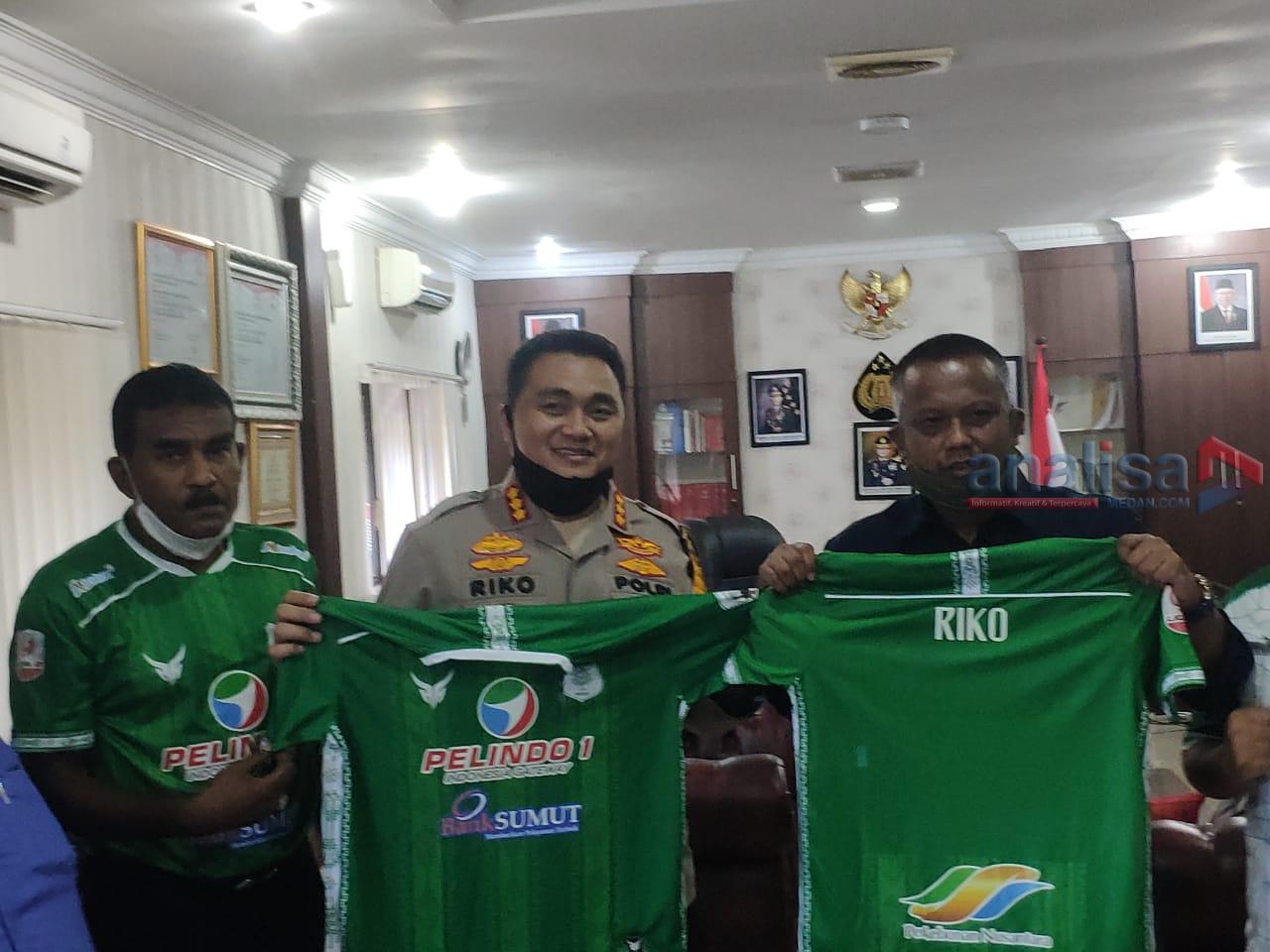 Audensi Pengurus, Kapolrestabes Medan Dihadiahi Jersey PSMS