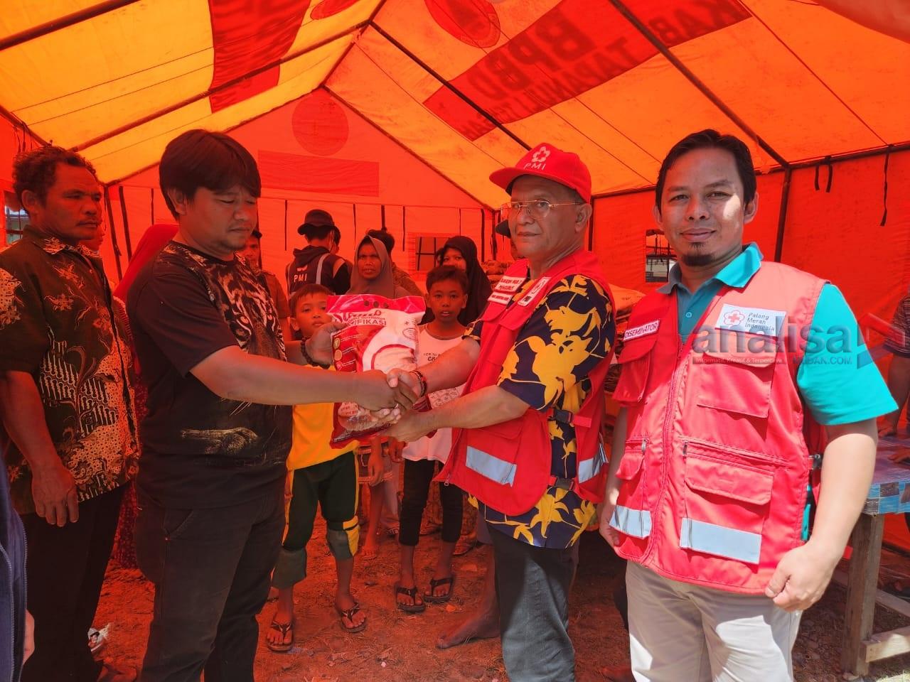 PMI Sumut Salurkan Bantuan Kemanusiaan Kepada Korban Terdampak Bencana di Barus