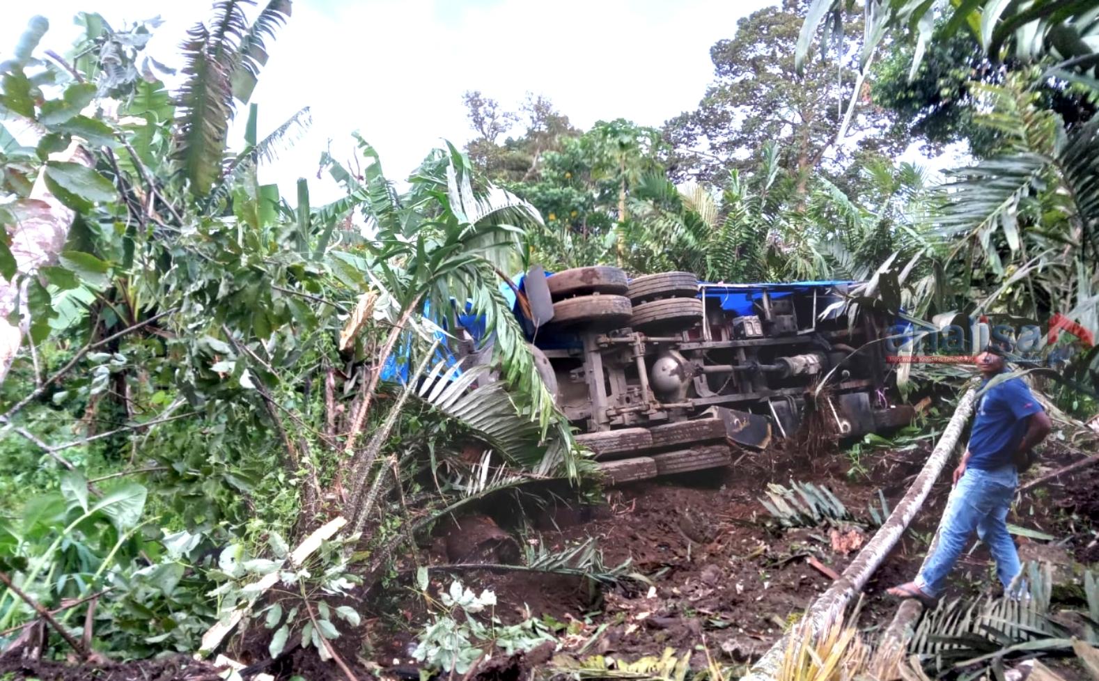 Rem Blong! Truck Tangki Pertamina Banting Stir Hingga Terbalik di Kebun Warga