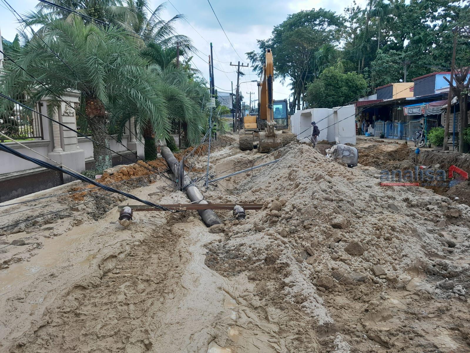 Proyek Drainase JL STM Ujung Resahkan Warga, Tiang Listrik Tumbang