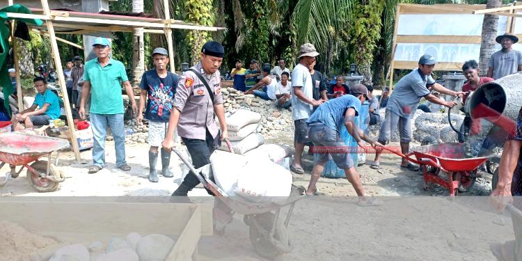 Polisi di Polsubsektor Simangambat Gotong Royong Bersama Warga Bangunan Masjid