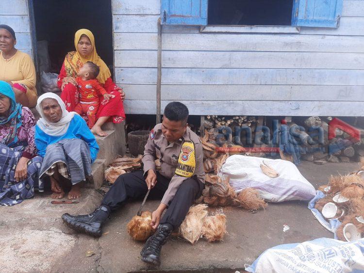 Mau Bergaul Dengan Emak-Emak, Polisi di Paluta Ini Terpaksa Ngupas Kelapa Dulu