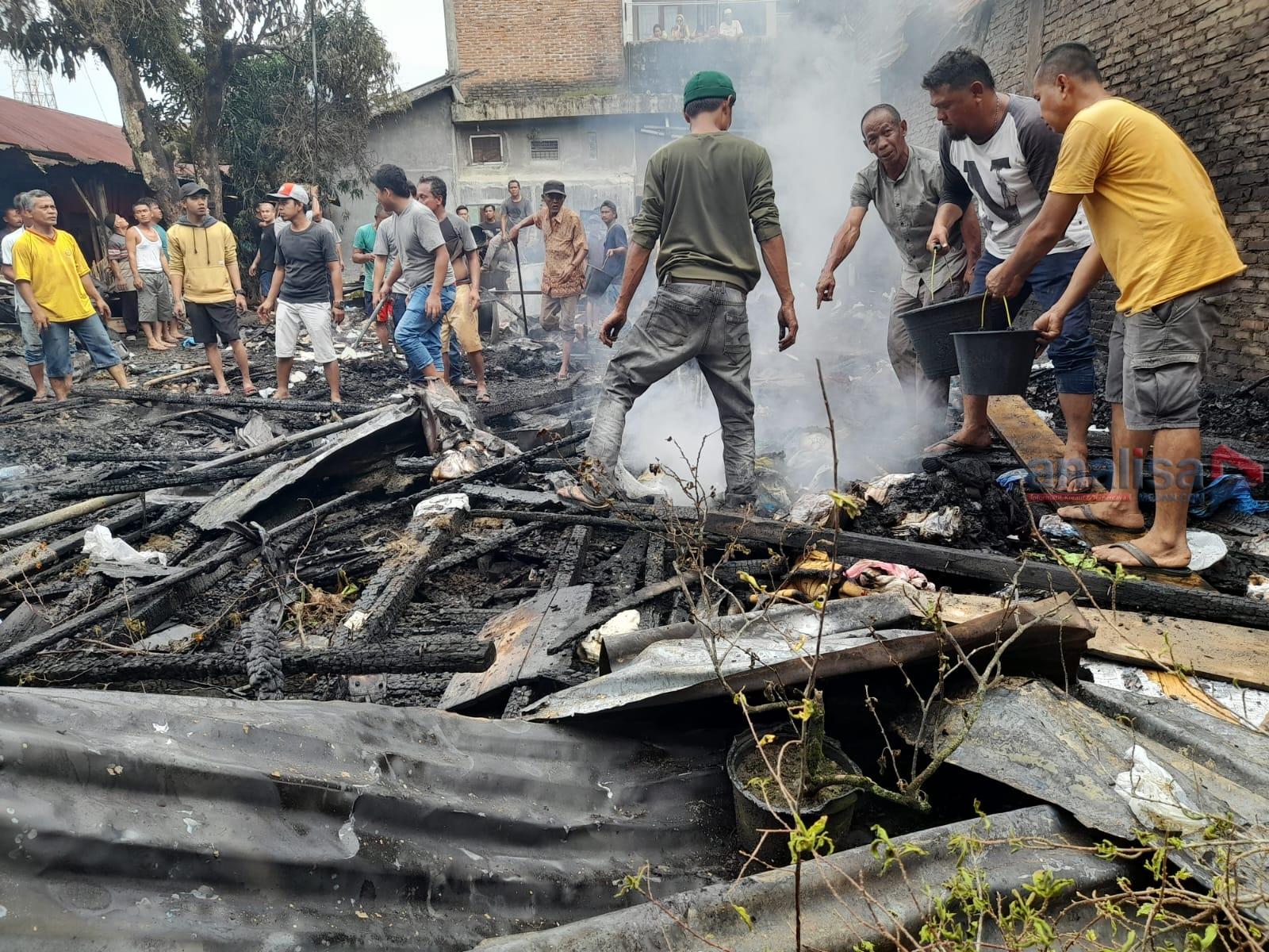 Rumah Semi Permanen Terbakar