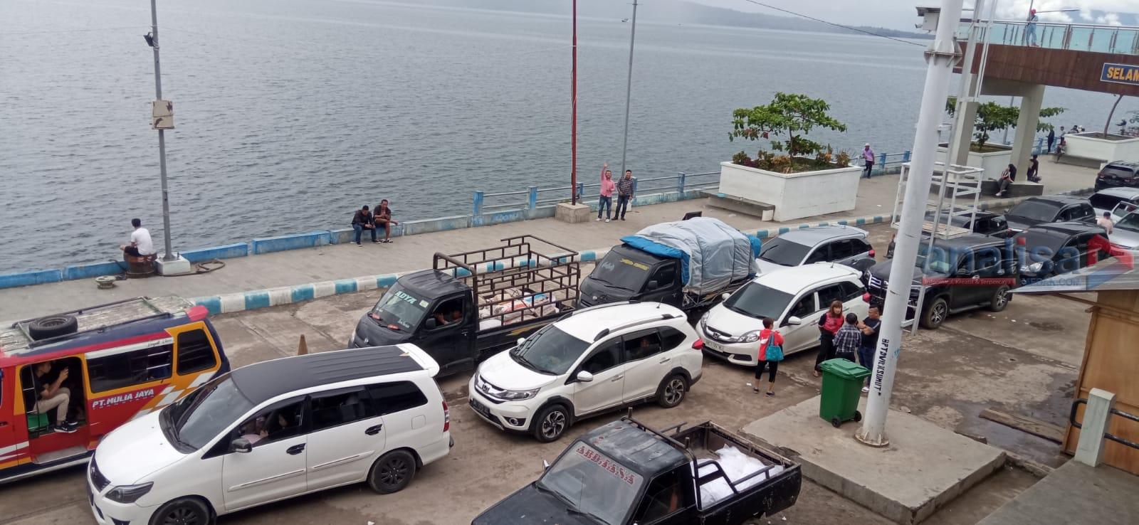 Liburan Imlek, Antrean Kendaraan Menumpuk di Tigaras