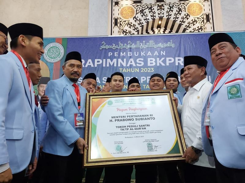 Menhan Prabowo Subianto Terima Anugrah Tokoh Peduli Santri TK TPA Alquran BKPRMI 2023
