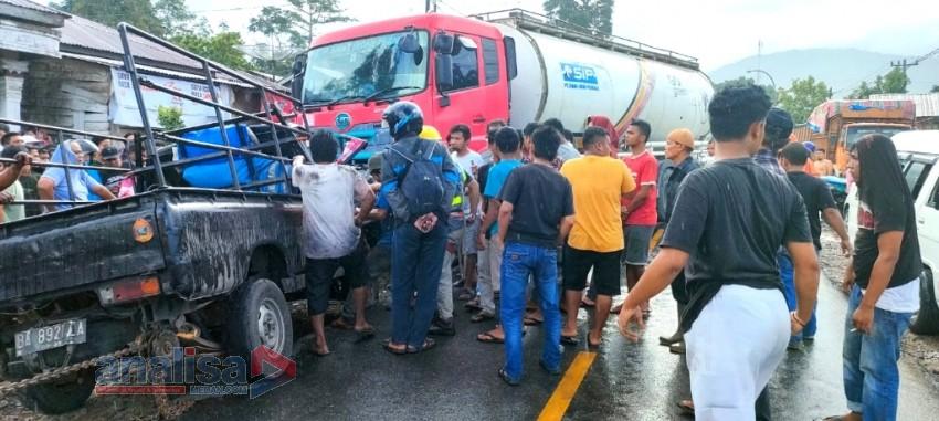 Laga Truck vs Pick Up di Padangsidimpuan, Sopir Terjepit di Kabin