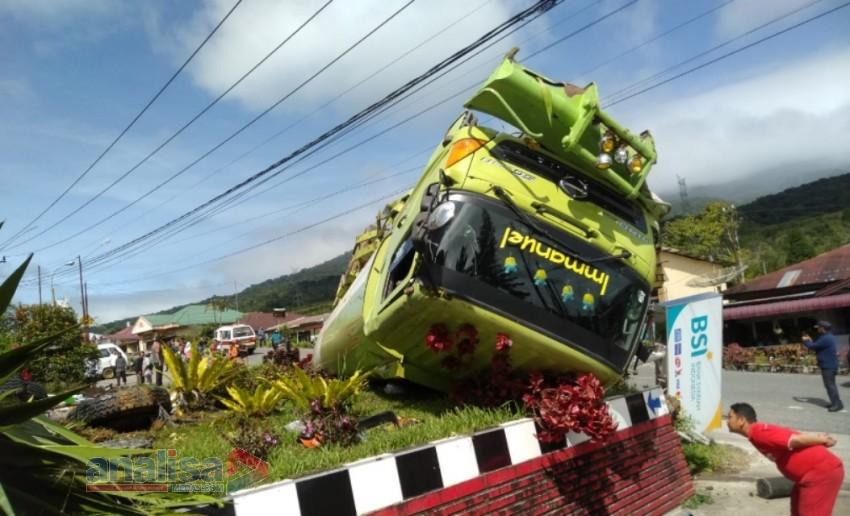 Truck Terguling di Tapsel. Sopir Melompat Diseruduk Ban, Sementara Kernet Aman Didalam Kabin