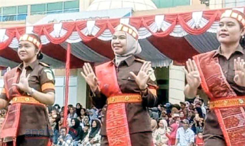 Dihadapan Ribuan Warga, Jaksa di Sidimpuan Ikut Tampilkan Tari 8 Etnis Dengan Estetik