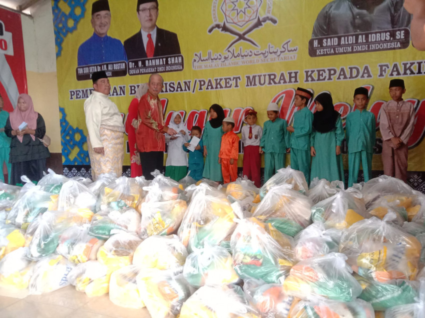 Saudagar Melayu DMDI Indonesia Beri Bingkisan kepada 500 Fakir Miskin dan Anak Yatim di Kampung Angkat Perumnas Mandala