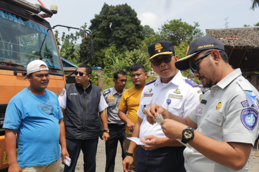 Langgar Pembatasan Operasional,Dishub Sumut dan Ditlantas Polda Sumut Tindak Truk Angkutan Barang di Sibolangit