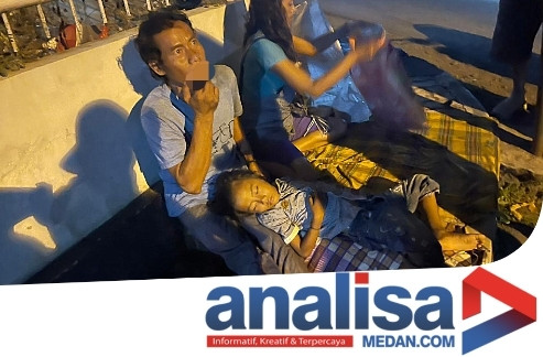 Satu Keluarga Warga Tapteng Bersama Balitanya Berhari-Hari Tidur di Trotoar Sidimpuan