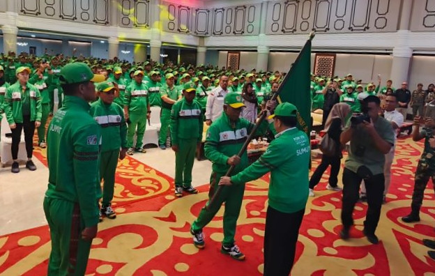 Lepas Kontingen Sumut ke PON, Pj Gubsu: Jangan Sia-Siakan Kesempatan