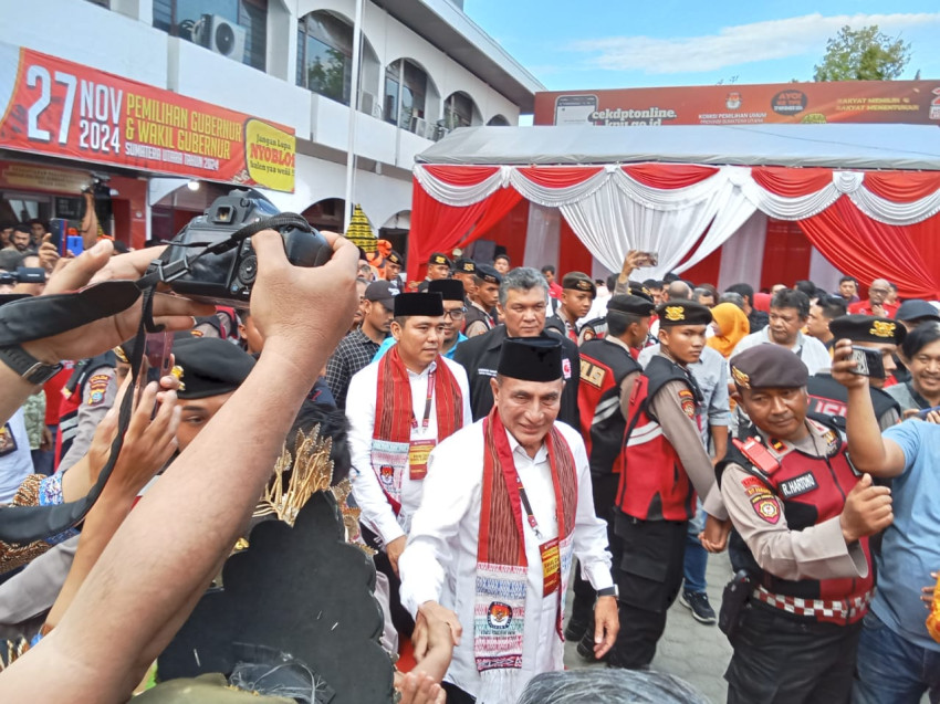 Serahkan pendaftaran ke KPU Sumut, Ayah Edy Siap Hadapi Mantu Presiden