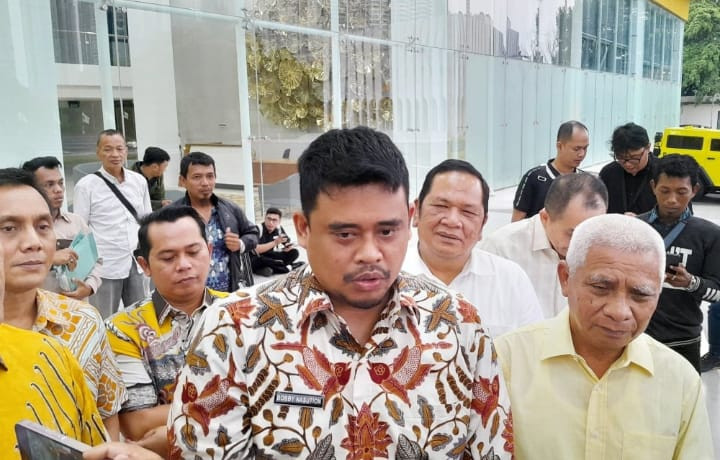 Mengendarai Motor, Bobby - Surya Serahkan Berkas Pencalonan Gubsu ke KPU Sumut
