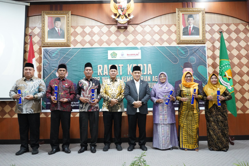 Wamenag RI Serahkan Humas dan PPID Award Dilingkungan Kemenagsu