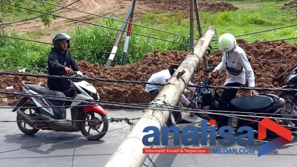 Tiang Listrik Tumbang, Jalinsum Sidimpuan- Medan Lumpuh Total