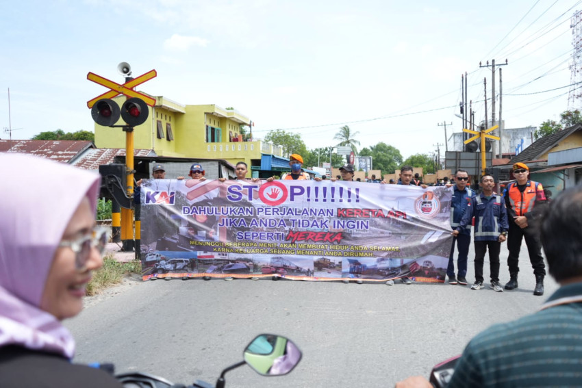 KAI Sumut Gandeng Komunitas IPKA Sumut Gelar Sosialisasi Keselamatan di Perlintasan Sebidang Lubuk Pakam
