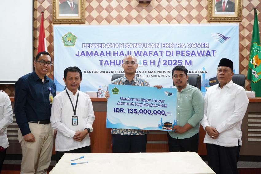 Kemenag dan Garuda Indonesia Serahkan Santunan Ekstra Cover kepada Ahli Waris Jemaah Haji