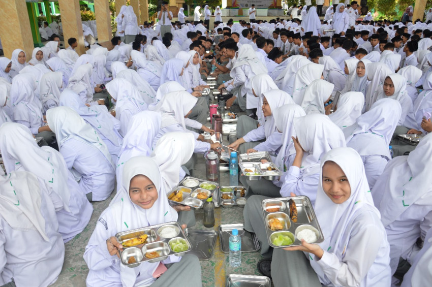 Siswa MAN 2 Deli Serdang Sambut Meriah Program Makan Bergizi Gratis