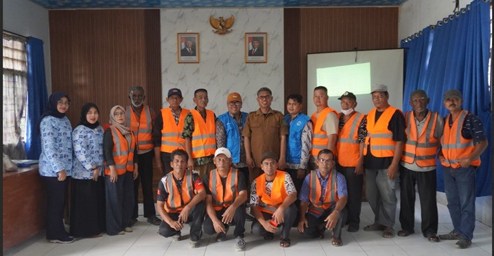 Tim PKM UMA  Berikan Perangkat EWS dan Pengobatan Gratis di Kelurahan Pekan Tanjung Pura Langkat