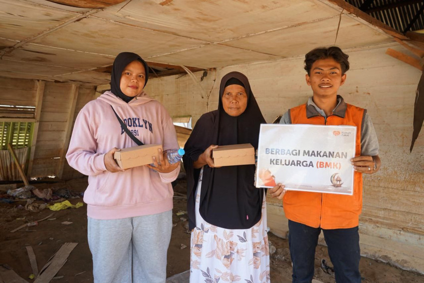 Rumah Zakat Hadirkan Makanan Siap Saji untuk Warga Lopian yang Masih Berjuang Bangkit