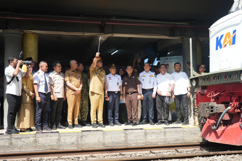 Gubsu Lepas Pemudik Program Mudik Gratis dengan Kereta Api di Stasiun Medan