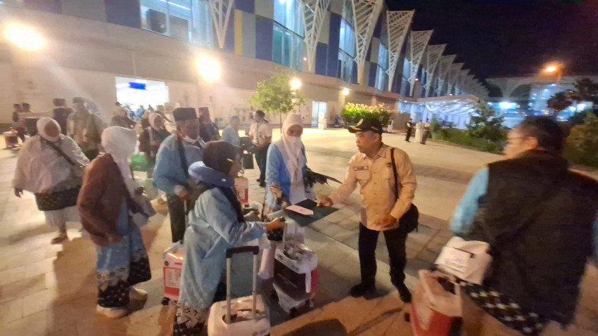 Sempat Mendarat Darurat di Bandara Kualanamu, Jemaah Calon Haji Kloter 16 Surabaya Tiba dengan Selamat di Madinah