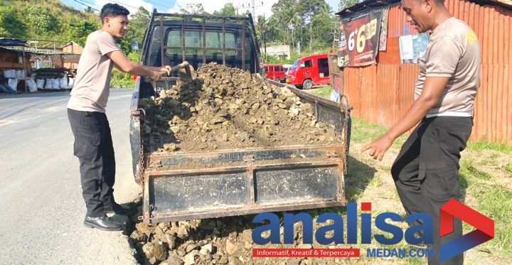 Cegah Kecelakaan, Satlantas Polres Padangsidimpuan Tambal Jalan Rawan Truk Terguling