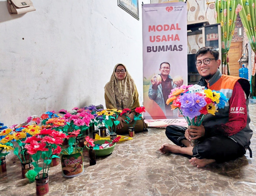 Dorong UMKM Berbasis Budaya, Rumah Zakat Salurkan Bantuan Modal Usaha Buket Bunga Khas Melayu