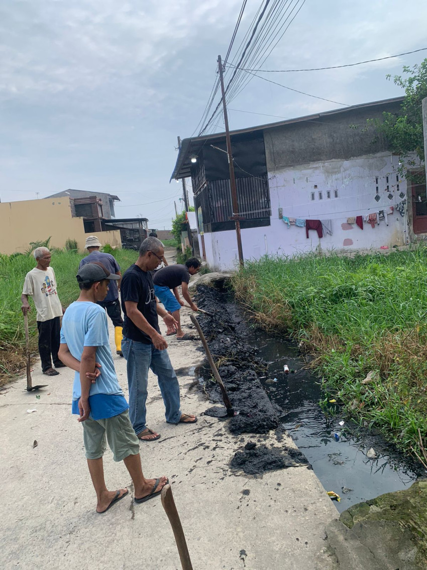 Warga Datuk Kabu Pasar 3 Tembung Gotong Royong Antisipasi Banjir