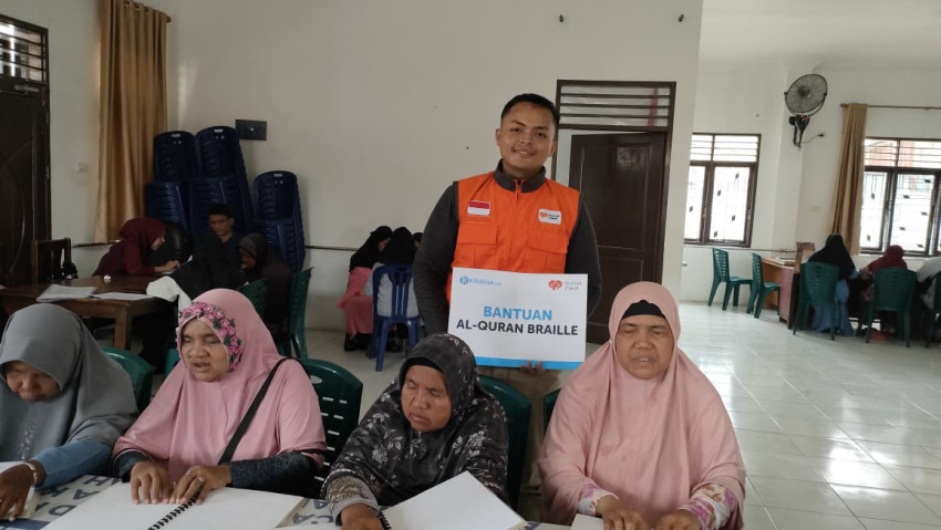 Rumah Zakat Medan Salurkan 10 Set Al Quran Braille untuk Difabel Netra di Pertuni Sumut